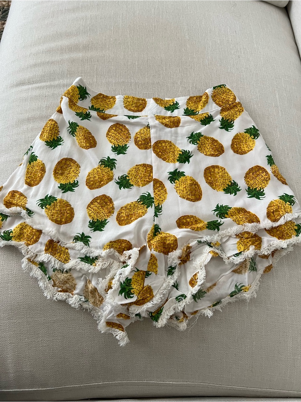 Paper Heart Pineapple Print Frayed Hem Women's Shorts - White/Yellow